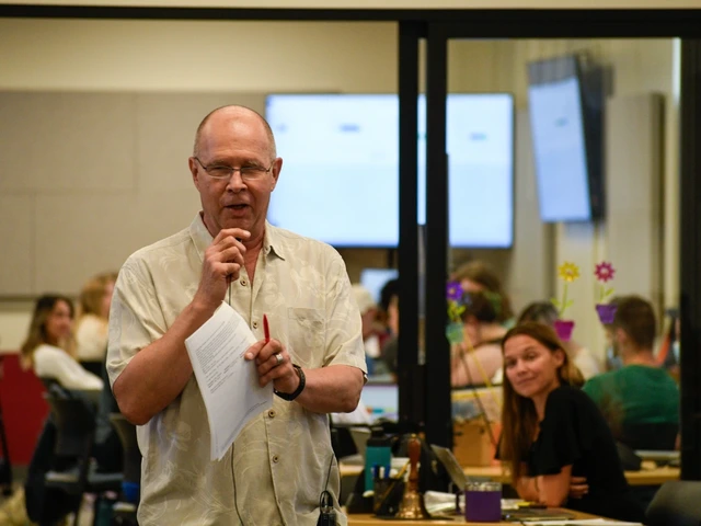 Dr. Walt Klimecki teaching his foundational class at the college of veterinary medicine.